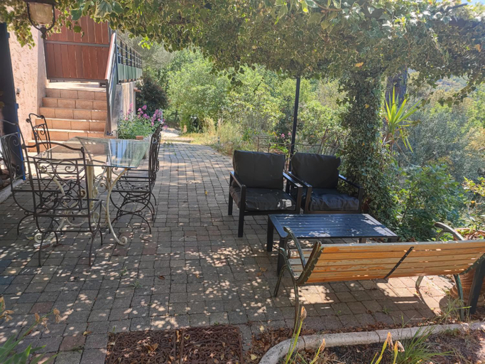 Others 4, Appartement en pleine nature avec piscine chauffee, Var