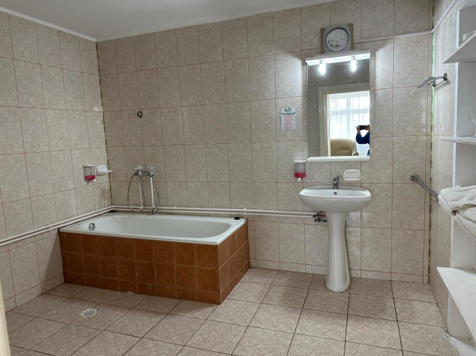 Bathroom 3, Dany Holiday, Agigea