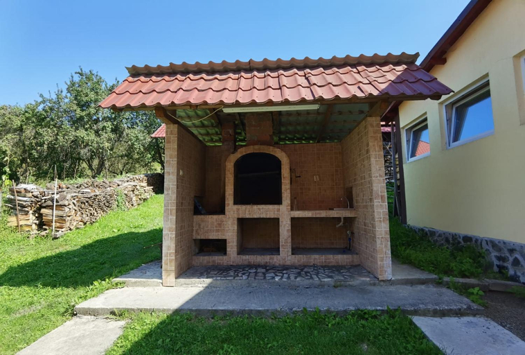 Others 3, Casa Dobrin, Capatanenii Pamanteni