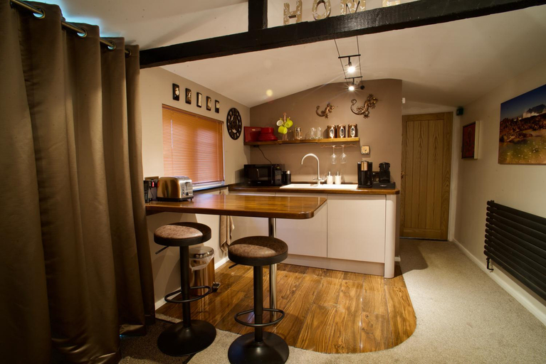 Others 4, Luxurious Rural Cabin with Hot Tub, West Sussex