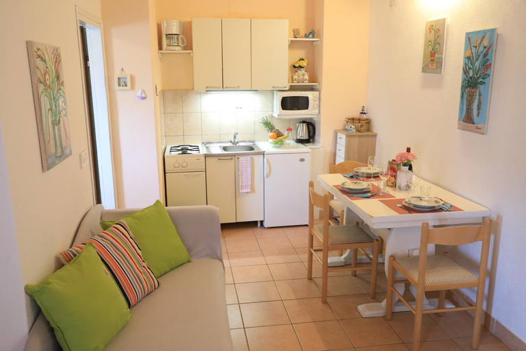 Others 4, APARTMANI SARLIJA, Pakoštane