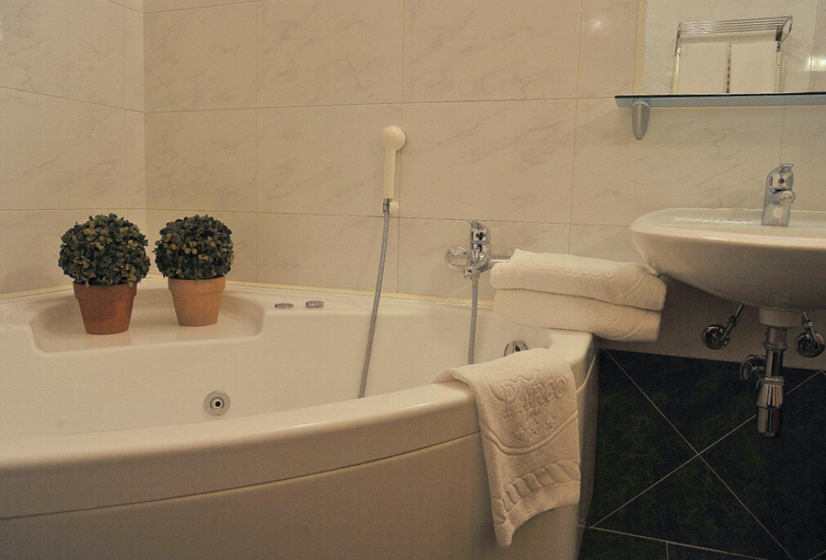 Others 2, Hotel Parco, Piacenza