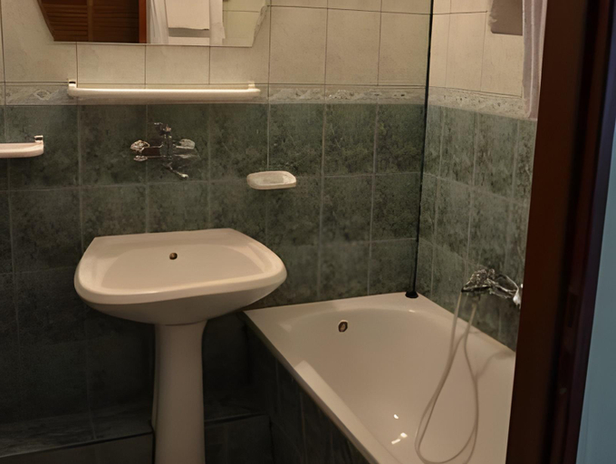 Bathroom 2, Savoy Wroclaw, Środa Śląska
