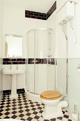 Bathroom 4, The Kings Arms Hotel, Oxfordshire