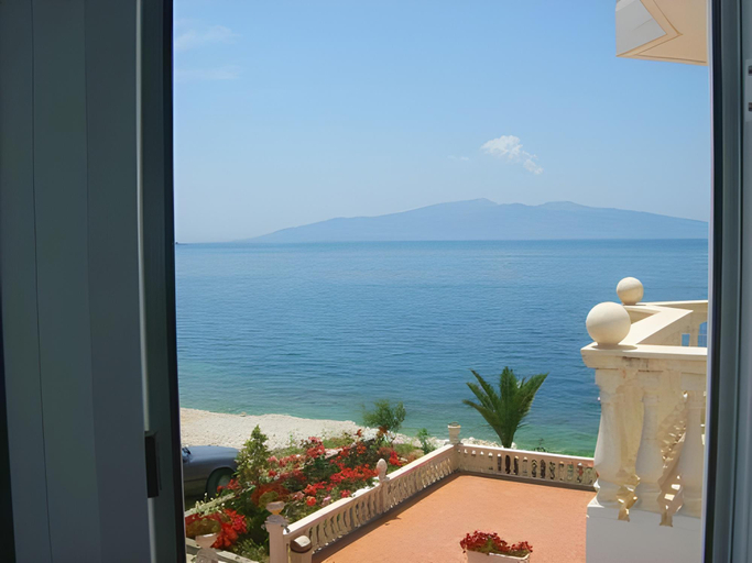 Others 4, Hotel VISAD, Sarandës