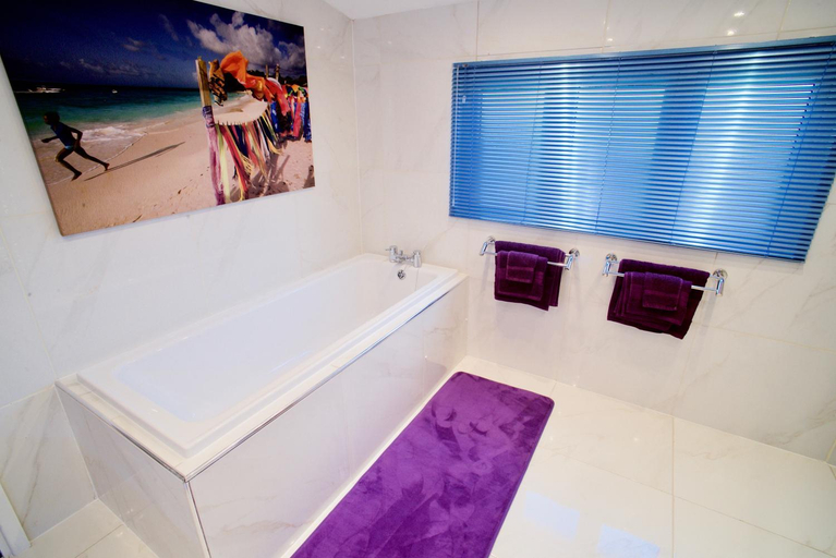 Others 5, Luxurious Rural Cabin with Hot Tub, West Sussex