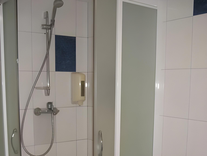 Bathroom 2, Valaste Puhkekula, Kohtla