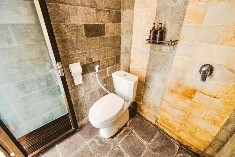 Bathroom 3, Aeena Homestay, Badung