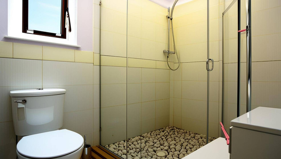 Bathroom 5, Surya Guest House, Probolinggo