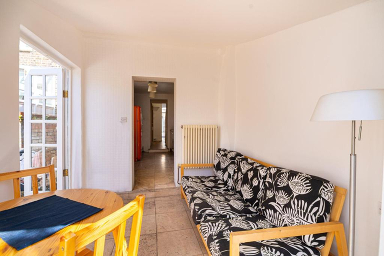 Others 5, Cozy House with Character & Garden., London