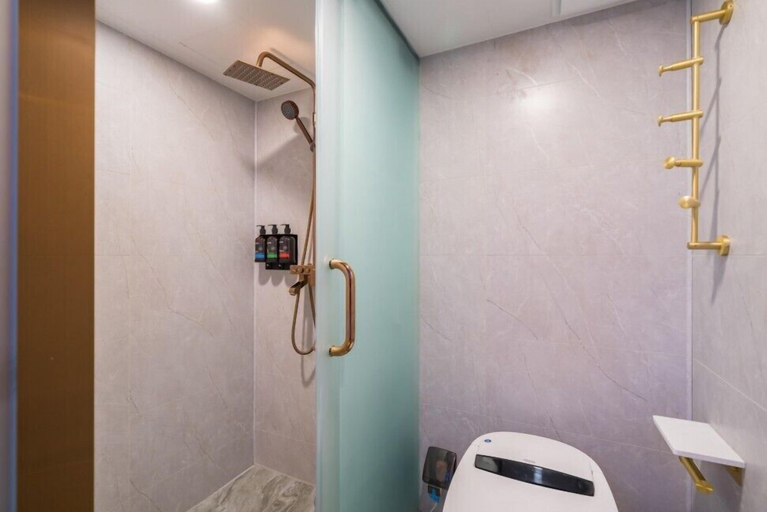 Bathroom 3, Dequan Luxury HuaYuan Hotel, Beijing