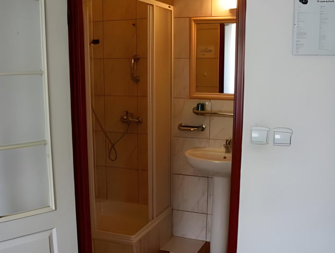 Bathroom 3, Hotel Komfort Inn - Dwor Hubertus, Tarnowskie