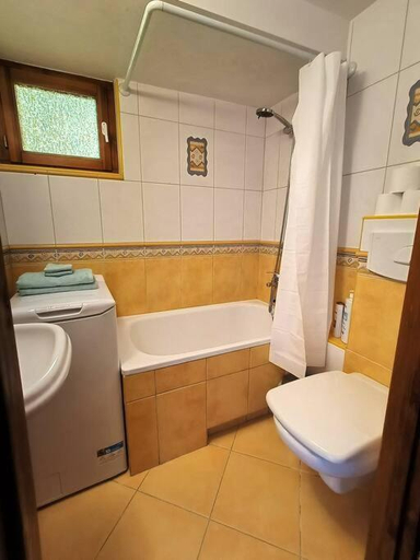 Bathroom, Old Town Mezzanine Apartment, Gdańsk City