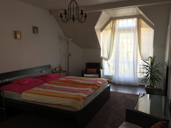 Others 3, Eva Rooms, Budapesti