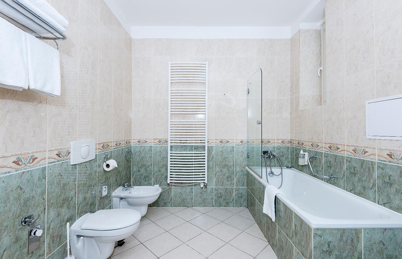 Bathroom 3, Hotel Romanza, Cheb