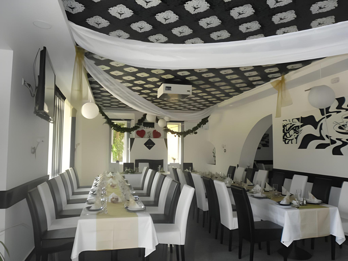 Food & Drinks 2, OP-ART Etterem es Panzio, Monor