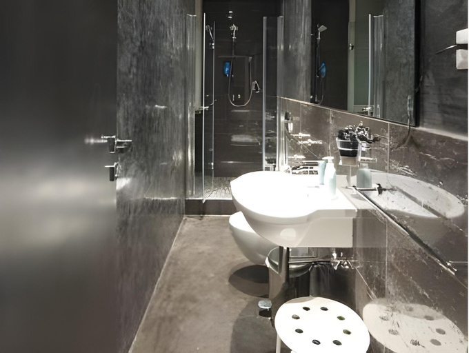 Bathroom 5, B&B Lounge, Fermo