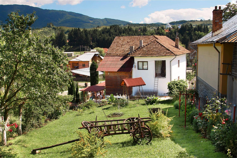 Exterior & Views