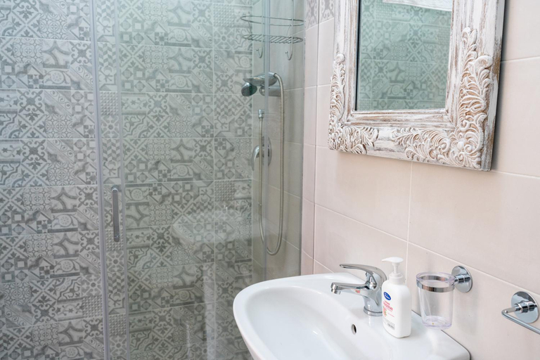 Bathroom 5, Gennaro Holidays, Palermo