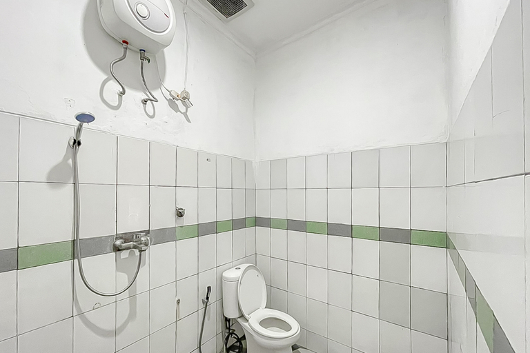 Bathroom 3, RedDoorz @ Roma 88 Tomo Sumedang, Sumedang
