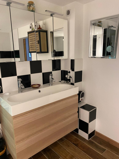 Bathroom 2, Les Agapanthes, Rhône