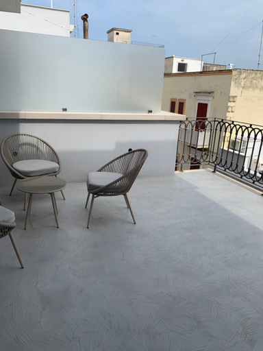 Others 5, Donna Caterina, Bari
