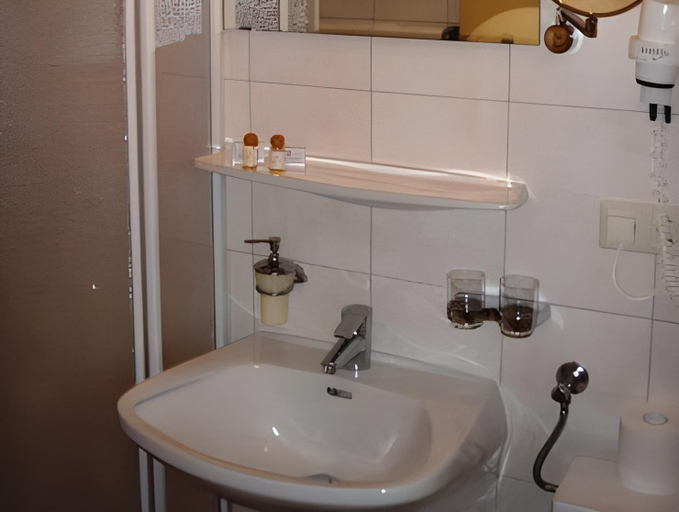 Bathroom 3, Kinderhotel Larchenhof, Imst