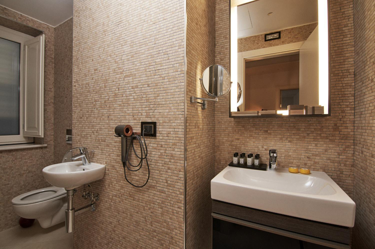 Bathroom 3, Corvaja Inn, Messina