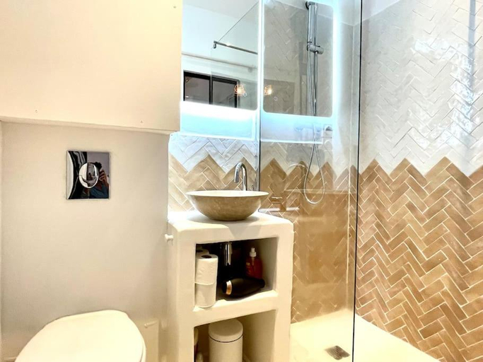 Bathroom 3, LaFrenchCasa Noailles, Bouches-du-Rhône