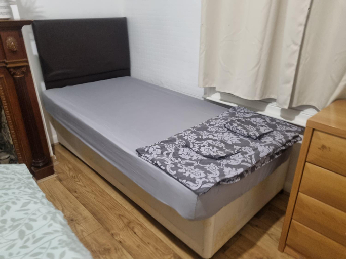 Bedroom 2, Cozy House with Character & Garden., London