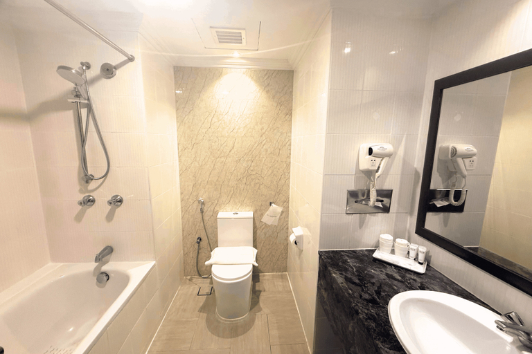 Bathroom 4, Howard Johnson by Wyndham Kuala Lumpur 118, Kuala Lumpur