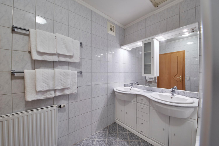 Bathroom 2, MidTown Appartements, Zell am See