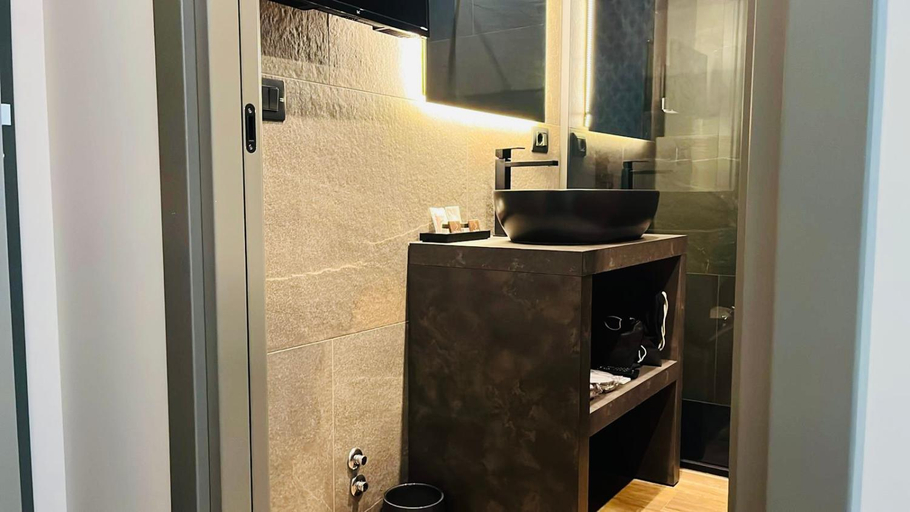 Bathroom 2, Palazzo Gatto Bianco, Bari
