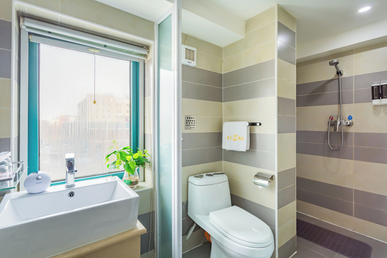 Bathroom 3, Dequan Railway Station Hotel, Beijing