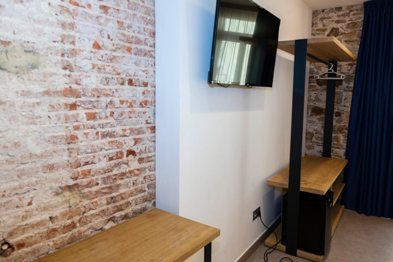 Others 2, Hostal Paris, Barcelona