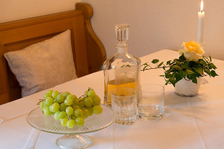 Food & Drinks 5, Haus Lesch - Stilvolle Appartements mit tollem Bergblick in Kreuth am Tegernsee, Miesbach