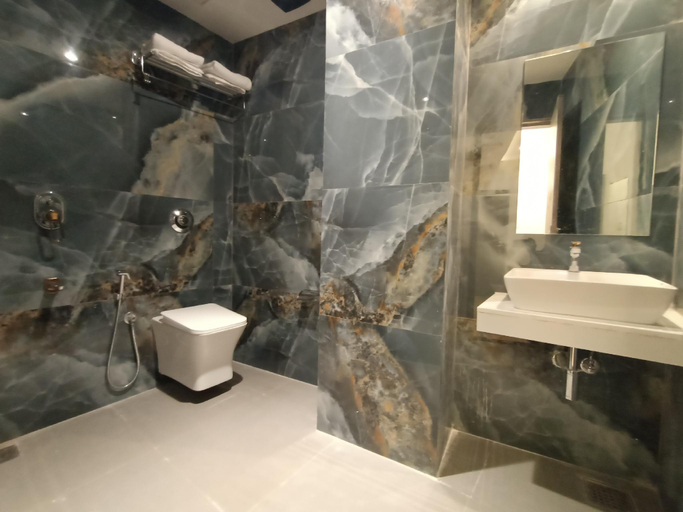 Bathroom 4, Hotel Beverly Palace Sanatacruz, Mumbai Suburban