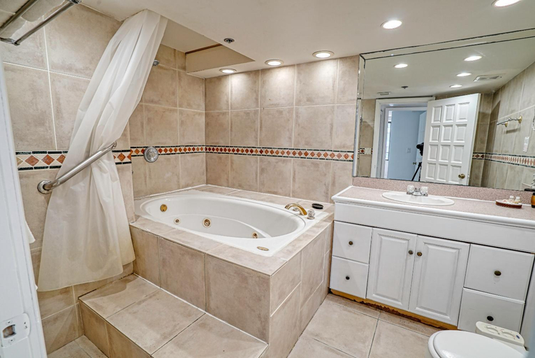Bathroom 4, Oceanview Apartment on the beach 123, Miami-Dade
