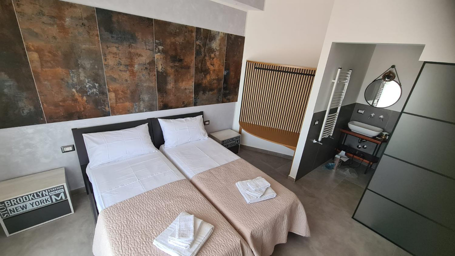 Others 4, CASA VENEZIANO, Messina