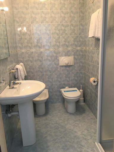 Bedroom 5, Hotel Bellevue, Udine