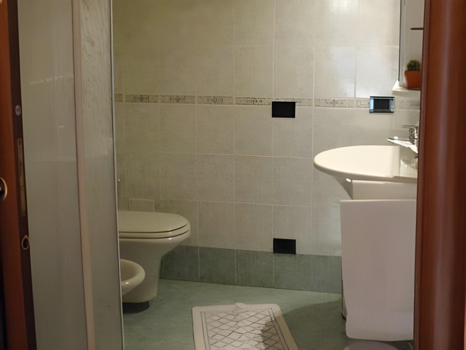 Bathroom 2, The Tower Of The Old King, Brescia