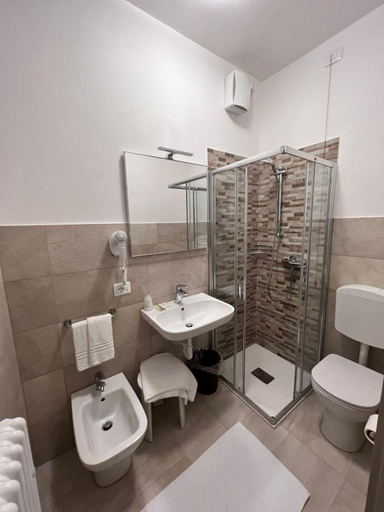 Bathroom 3, Hotel Colonna, Padua