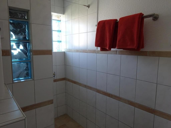 Bathroom 5, Hotel Miramar, Ostholstein