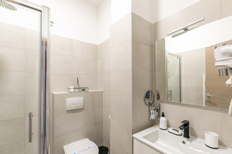 Bathroom 2, Polai Panorama Apartments with FREE Parking, Pula