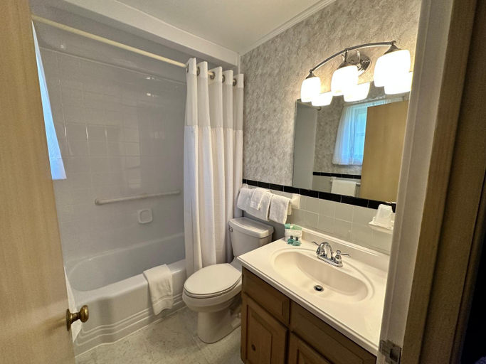 Bathroom 4, Azalea Garden Inn, Watauga
