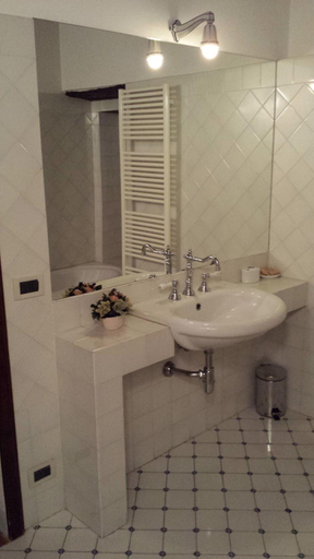 Bathroom 2, Palazzo Bizzarri, Siena