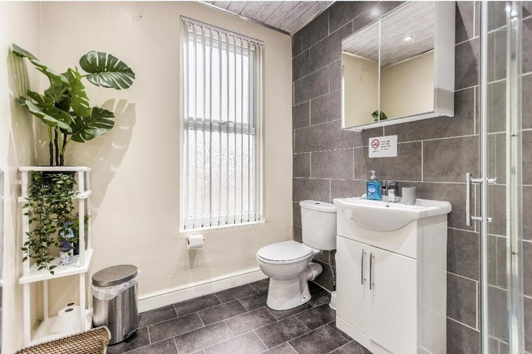 Others 4, Bright sunny, double bed with garden, TV and Wi-Fi, Leeds