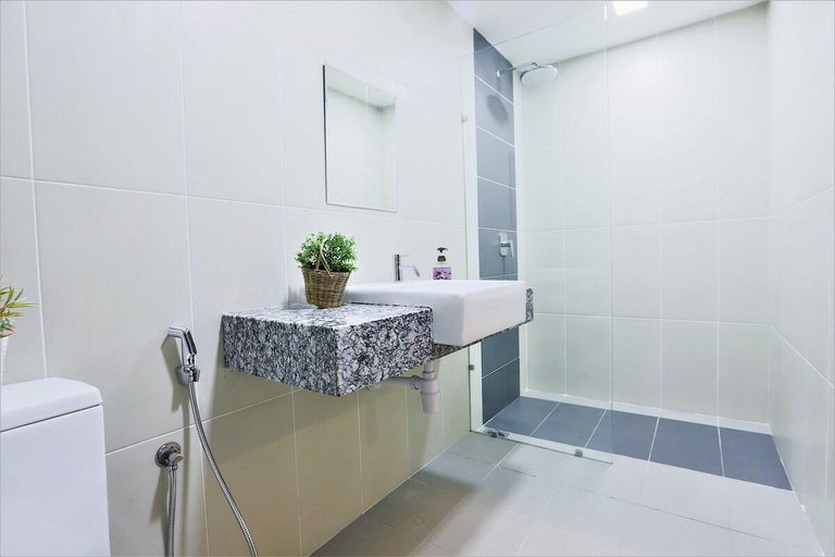 Bathroom, MODERN HOMESTAY @ SELAYANG RESIDENCE 280, Batu Caves