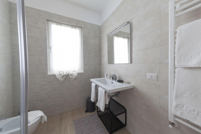 Bathroom 4, Ofra Matera, Matera