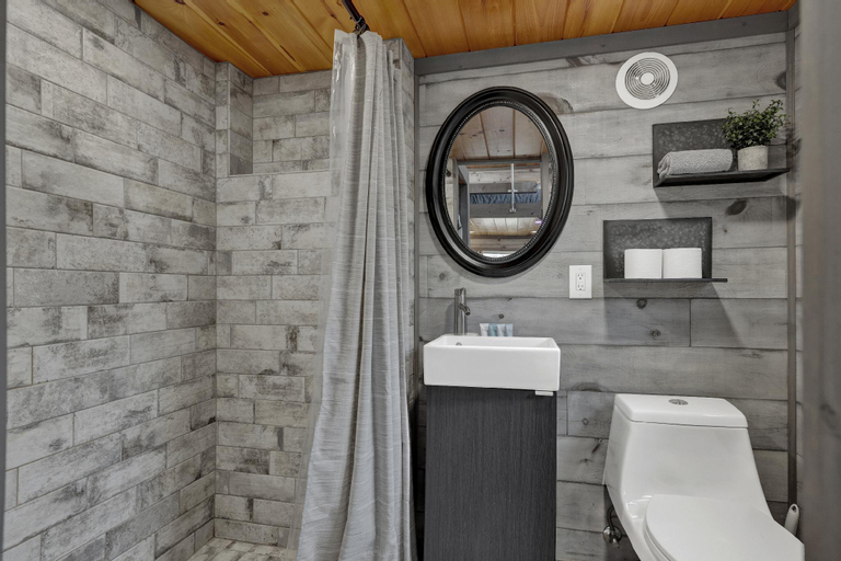 Bedroom 3, Willie the Modern Tiny Home w/Hot-tub & FireTable, Gillespie